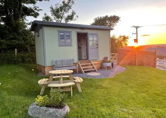 Luxury Shepherd Hut On Small South Hams Farm, Devon