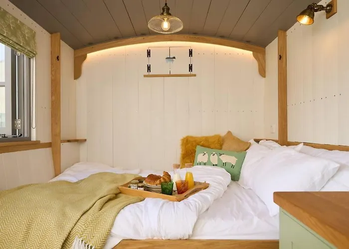 Luxury Shepherd Hut On Small South Hams Farm, Devon