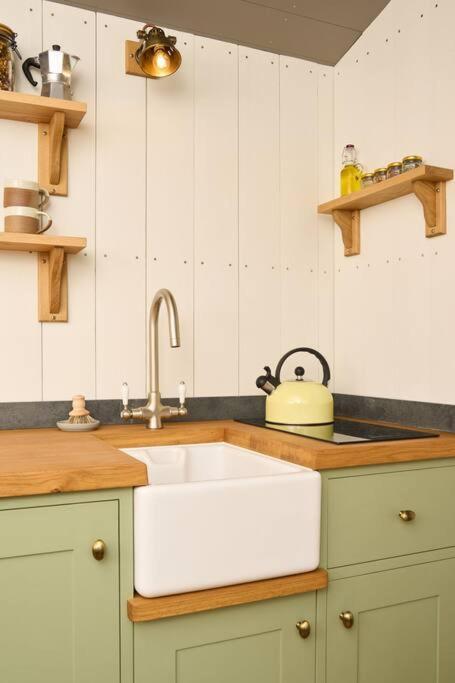 Luxury Shepherd Hut On Small South Hams Farm, Devon * Modbury