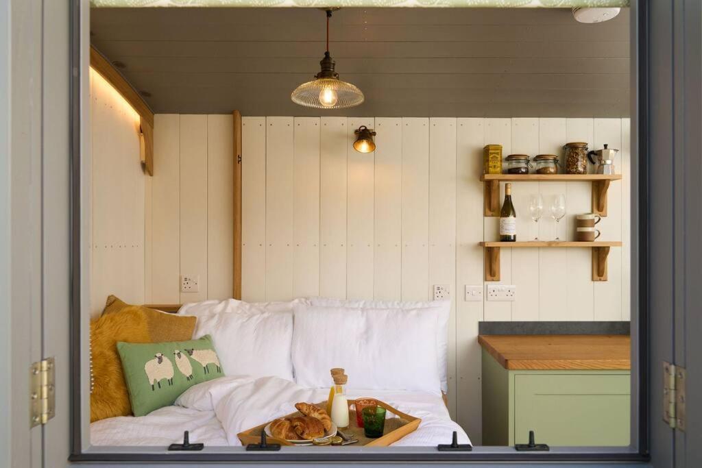 Luxury Shepherd Hut On Small South Hams Farm, Devon