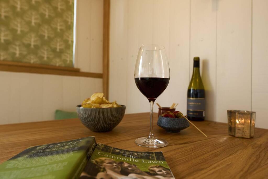 Luxury Shepherd Hut On Small South Hams Farm, Devon Holiday home